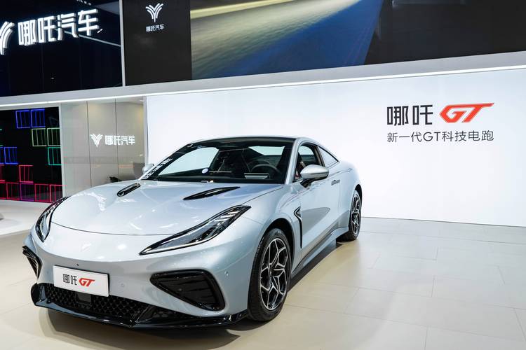 深圳154哪吒汽车在智能汽车领域的表现，领途汽车在新能源汽车市场中的影响力